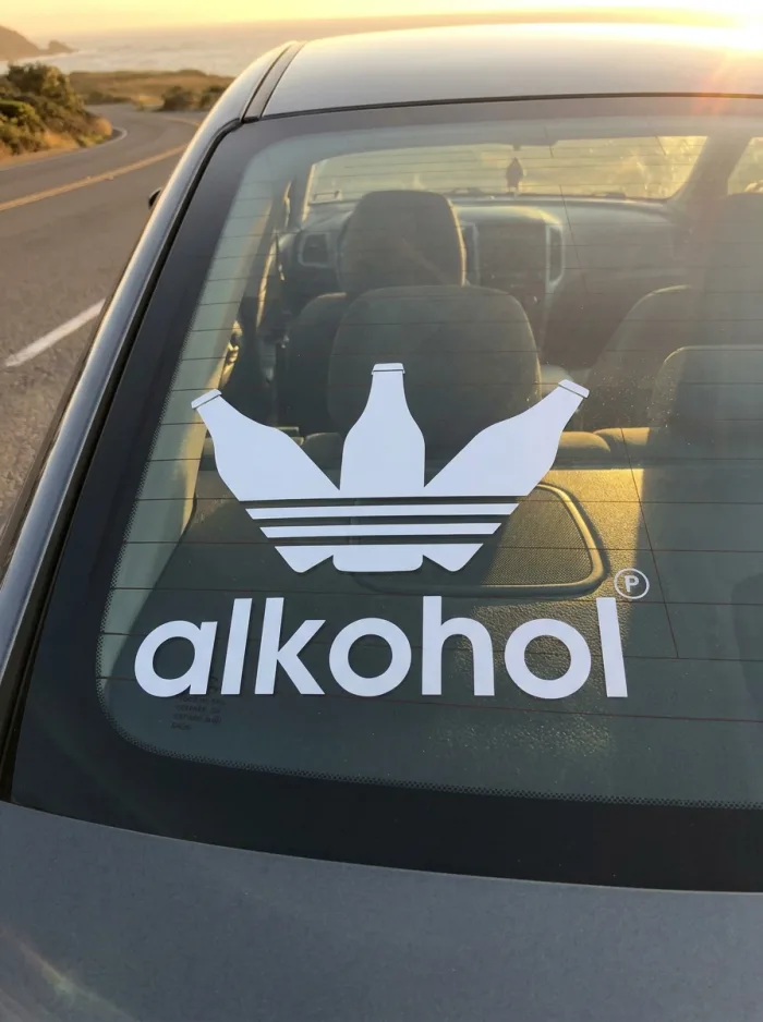 Vicces alkohol logós hátsó szélvédő matrica